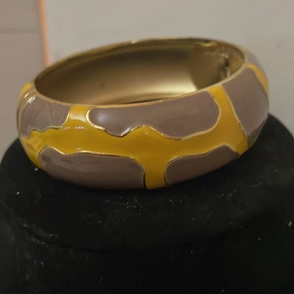 Vintage 3” x 1” signed “BR” (Bassett Jewelry)yellow/mauve hinged bangle bracelet - Picture 4 of 11